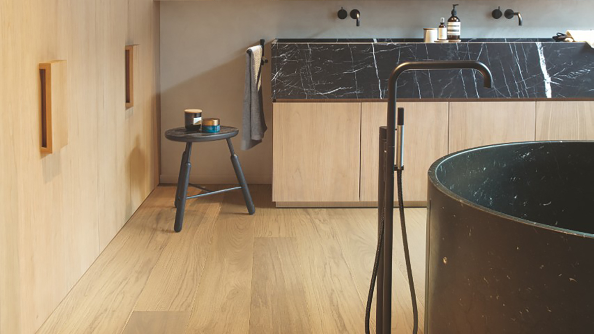 La calidez de la madera en el cuarto de baño