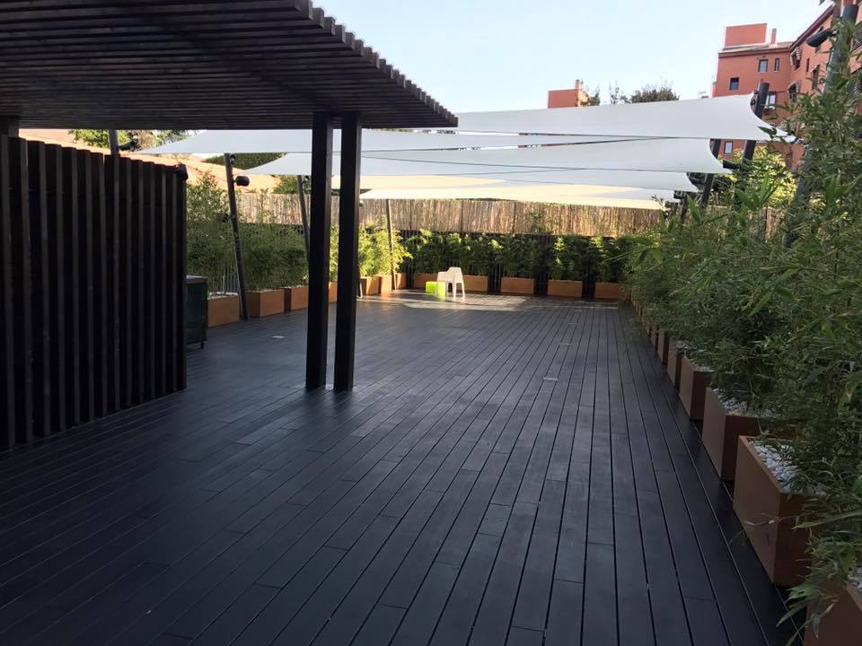 Tarima exterior sintética para su piscina