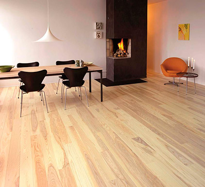 Tarima de madera maciza en una tabla Junckers 